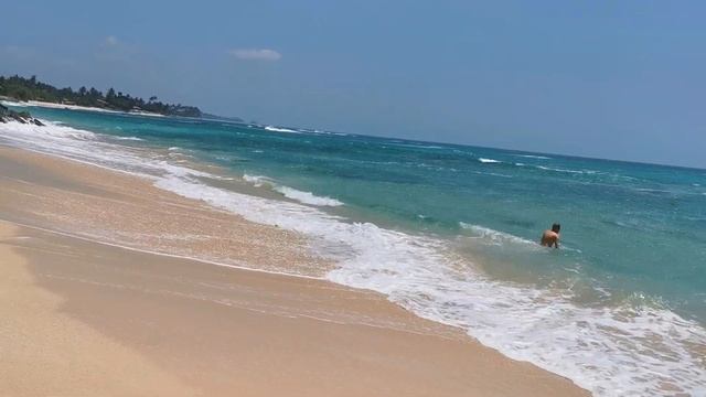 Шри ланка. Пляж напротив озера Когалла. Sri lanka. The beach in front of the Kogalla lake. смотреть онлайн
