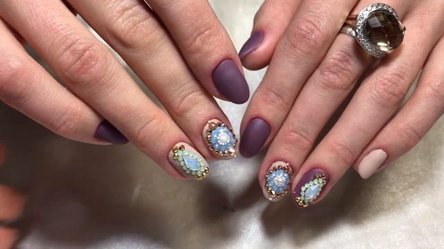 Новогодний маникюр : натуральные ногти, гель-лак, Swarovski смотреть онлайн