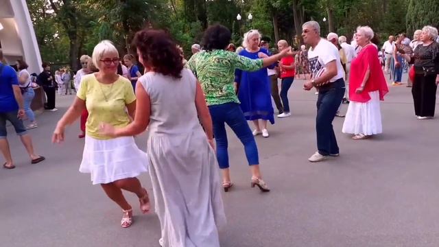 ПОИГРАЛА, ДУШУ ВСКРЫЛА И УШЛА! ТАНЦЫ В ПАРКЕ ГОРЬКОГО ХАРЬКОВ смотреть онлайн