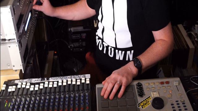 HELP MAKE HOUSE SOUND OLDSCHOOL AGAIN #akai #s900 #housemusic смотреть онлайн