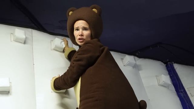 Маленькая Вера - Дядя Фёдор и Медведь в надувном игровом центре Air Park