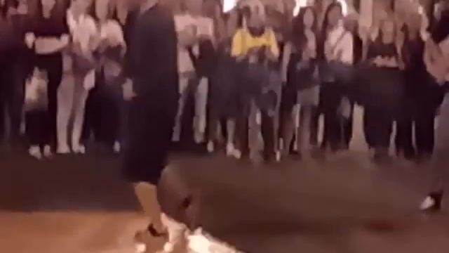 Парни классно танцуют хип-хоп/брэйк-данс смотреть онлайн