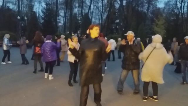 Харьков, танцы в парке,"У коровы есть бычок" смотреть онлайн