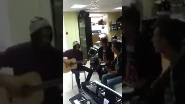 Музыкальный магазин 'Artist' смотреть онлайн