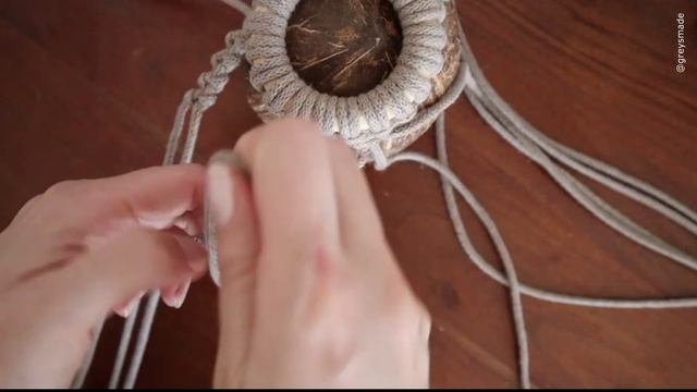 DIY Macrame & Coconut Bird Feeder, Macrame Plant Hanger Tutorial, Macramé Vase Hanger смотреть онлайн