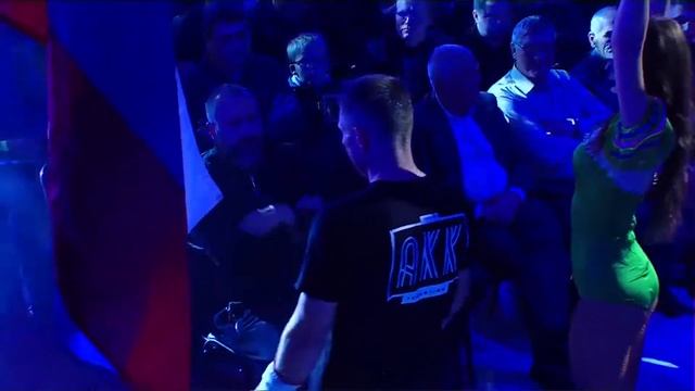 Зрители в шоке?Шел к рингу и развернулся. Решил проводить девушек ? смотреть онлайн