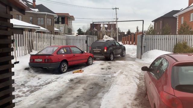 Рено Дастер вытаскивает форд из сугроба.