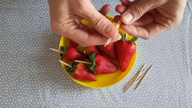 Клубника в карамели СТЕКЛЯННЫЕ ФРУКТЫ TANGHLULU ASMR. Candied Strawberry RECIPE Рецепт ТАРГЛУЛУ асм смотреть онлайн