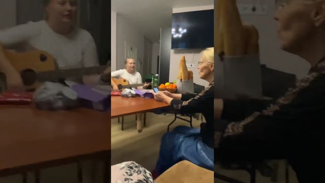 Мимо текла, текла река. Людмила и Даша💞 смотреть онлайн