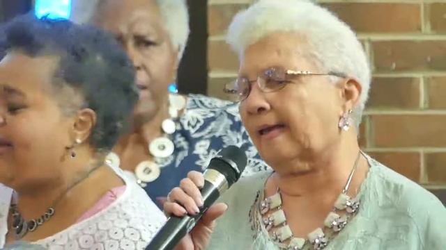 Sunday Morning Singing with the Panasonic FZ300 смотреть онлайн