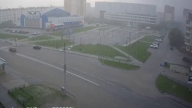 Ливень затопил дома и дороги в Новом Уренгое 29.06.2017 смотреть онлайн