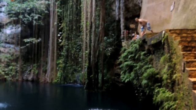 Kelly Jump in Cenote Ik-Kil смотреть онлайн