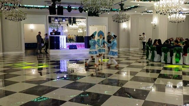 Танец снегурочек. Шоу балет Асыл. @showballet_assyl 87016253545 смотреть онлайн