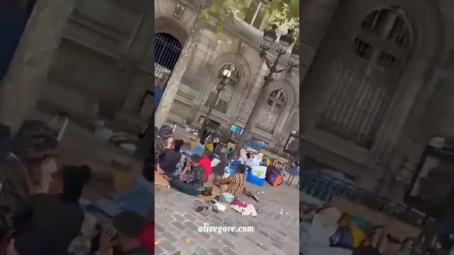 Париж на связи зомби апокалипсис, люди спят на улице. смотреть онлайн