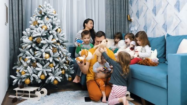 Прошёл незаметно весь год || Новый Год пусть радость принесёт смотреть онлайн