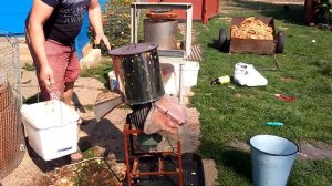 Приготовление яблочного сока с помощью пресса