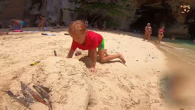 Дети и машинки игрушки. Даня и Дина играют в песке. МанкиТайм смотреть онлайн