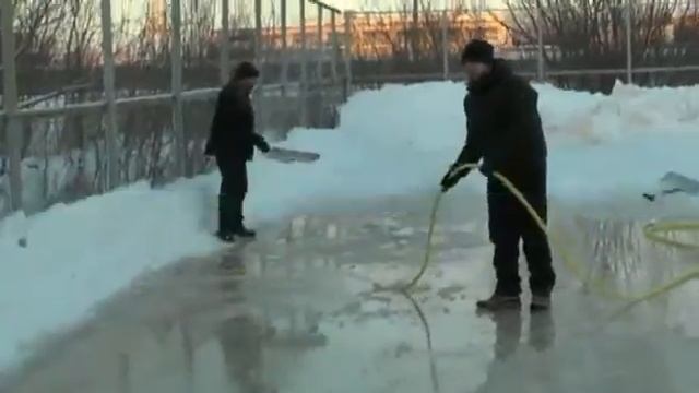 Заливка катка на корте у д 5 по ул Портовая, зима 2015-2016 гг смотреть онлайн