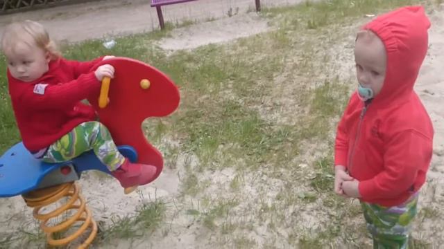 Близницам есть чем заняться. смотреть онлайн