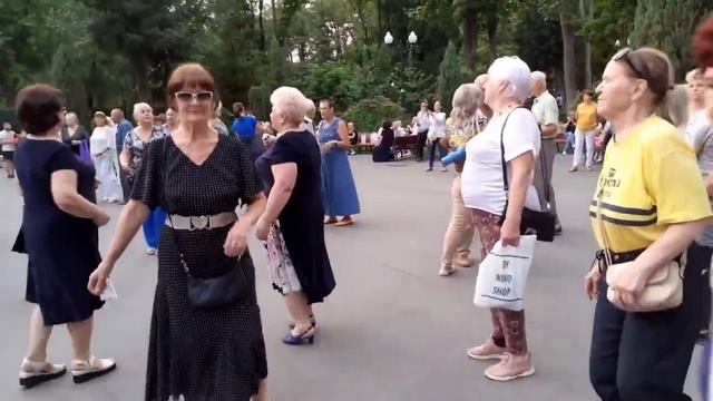 ЛЮБОВЬ ВСЁ ТЕРПИТ, ВСЁ ПРОЩАЕТ! ТАНЦЫ В ПАРКЕ ГОРЬКОГО ХАРЬКОВ СЧАСТЛИВЫЕ ДНИ смотреть онлайн