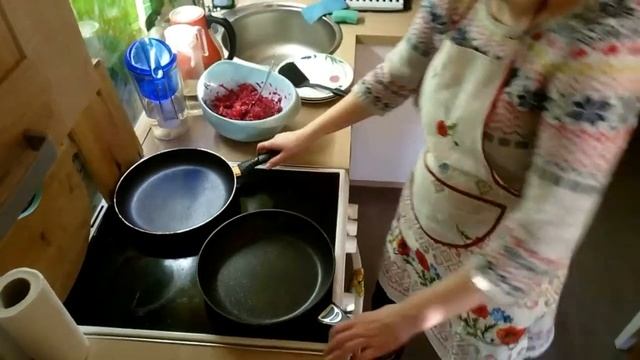 Оладьи из свеклы / Punajuuriröstit - Как мы учились готовить! смотреть онлайн