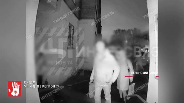 Если бы не прохожие - мог забить до смерти! Безумец напал на девушку у подъезда дома смотреть онлайн