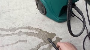 Подключение и запуск автомобильной мойки высокого давления в гараже.
