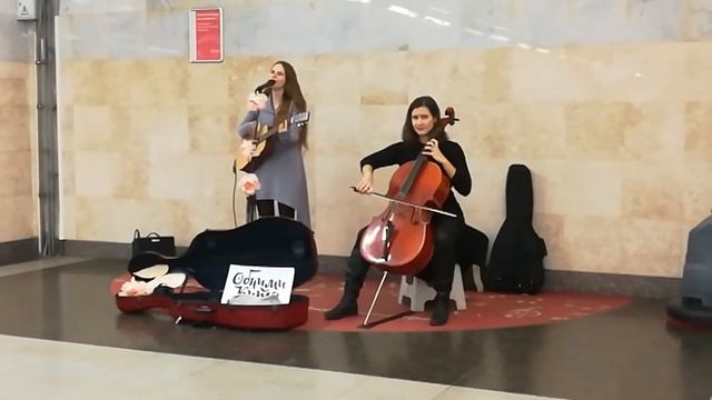 Музыка в метро. Евгения Рыбакова и группа Обними Кита смотреть онлайн