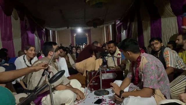 Киртан в Харидев-мандире(Говардхан) от Е.С.Шачинандана Свами смотреть онлайн