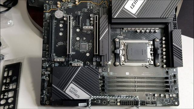 MSI Pro X670-P WiFi AM5 MB Unboxing & Overview смотреть онлайн