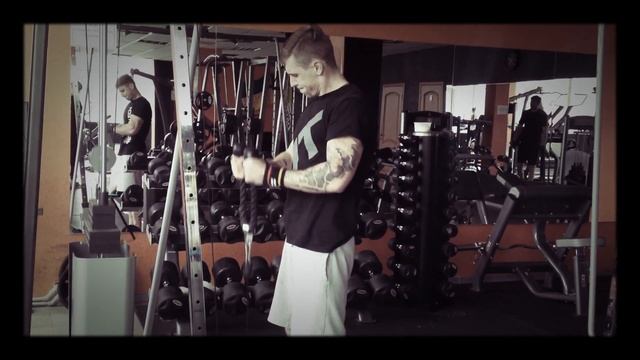 Упражнение МОЛОТ на кроссовере смотреть онлайн