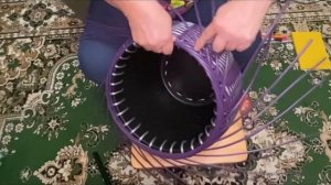 Плету ротангом двух цветное кашпо