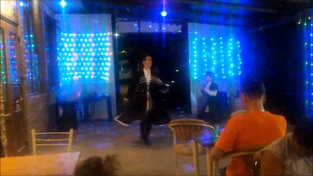 Кавказские танцы. Парни красиво танцуют в кафе "Легенда" Цандрипш, Абхазия. смотреть онлайн