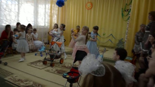 Танец мам и пап в садике №196 Кемерово смотреть онлайн