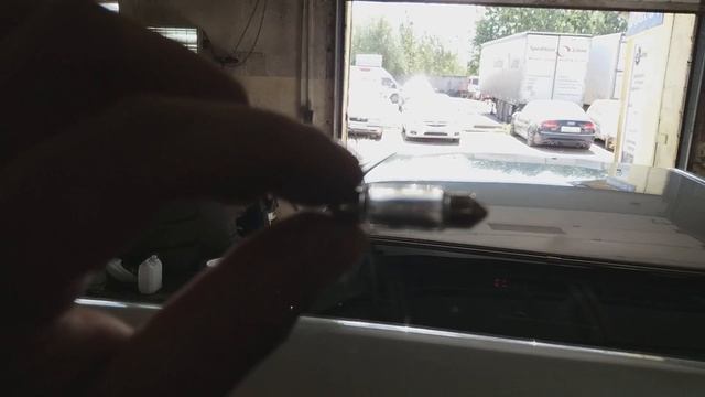 Замена лампочки подсветки номера на Мерседесе W210 смотреть онлайн