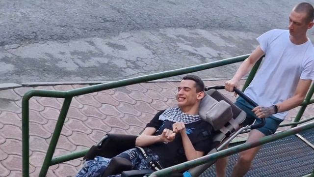 Картинки из нашей жизни / Тренируемся, общаемся, любуемся / Центр  реабилитации "Ортос" смотреть онлайн