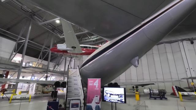 Guided tour through the first commercial jet airliner! The De Havilland Comet! смотреть онлайн