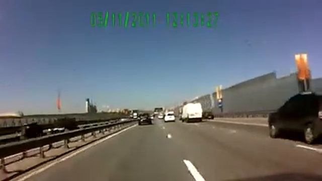 Лопнуло колесо у фургона на ТТК в Москве.mp4 смотреть онлайн