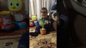 Мирон разговаривает с говорящим кактусом #говорящаяигрушка #говорящийкактус #кактус #kids #funny