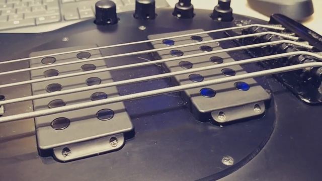 Bajo MusicMan Bongo 5 cuerdas junto a Andres Duarte смотреть онлайн