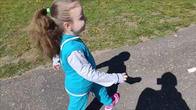 АНЯ НА ПРОГУЛКЕ // ГОТОВИМ СУП . . . смотреть онлайн