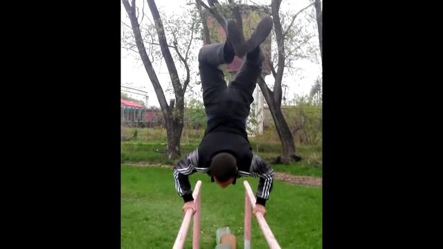 Вертикальные отжимания на брусьях вверх ногами / Handstand Pushup смотреть онлайн