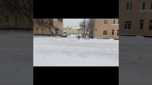 Погода в Глазове. Идет снегопад и не чищеные дороги в городе. 22.11.2023. смотреть онлайн