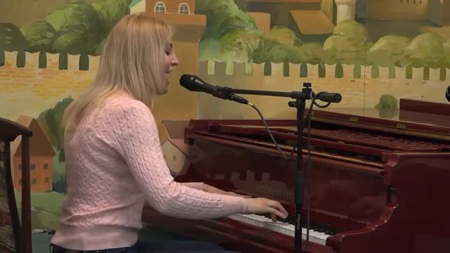 "Замети мою память, белая вьюга", стихи и музыка Татьяны Ситниковой (за роялем автор) смотреть онлайн