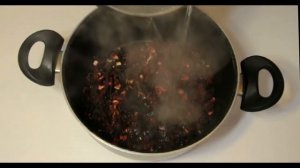 Покраска яиц чаем каркаде