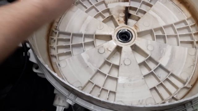 Замена подшипника и сальника в неразборном баке.Без саморезов и силикона.