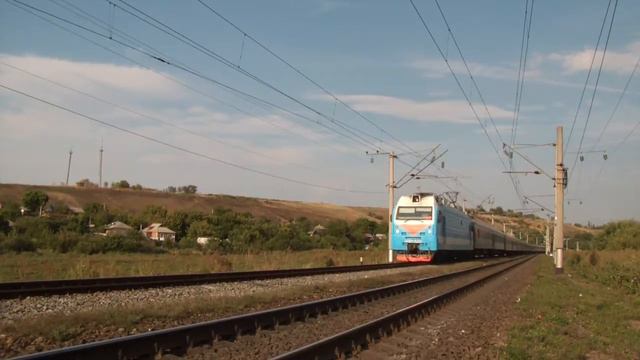 ЭП1М-525 с поездом Москва — Новороссийск смотреть онлайн