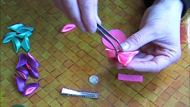 Яркая заколка в технике 