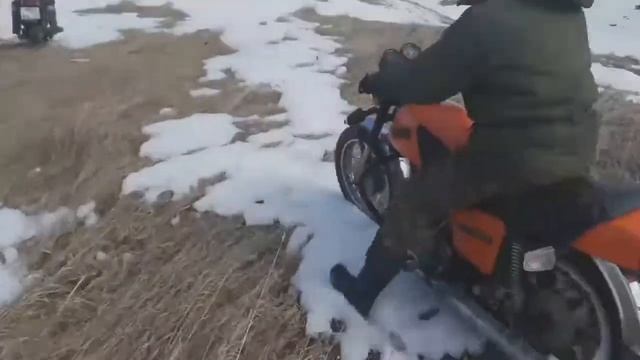 Покатушки на ИЖАХ по глубокому снегу и горкам. смотреть онлайн