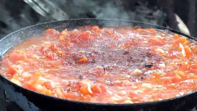 Еврейская яичница или яйца и много помидор